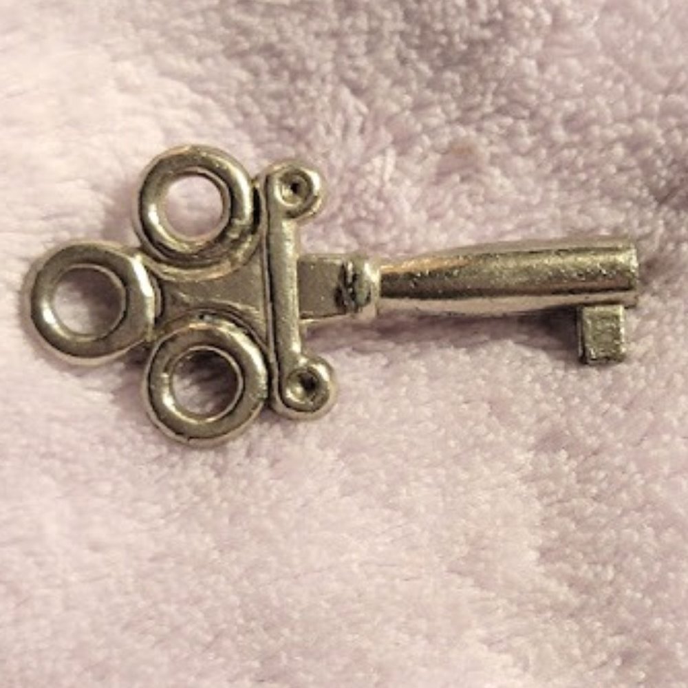 VINTAGE ⁝ Skeleton Key ⁝ Pendant ⁝ Solid ⁝ Hollow Barrel ⁝ Premium Quality